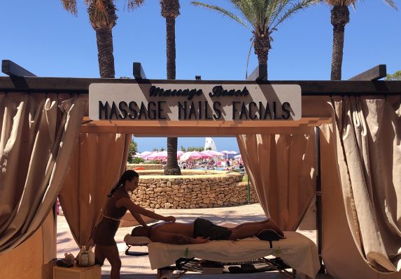 Expert Massage Therapist in Action - Relaxation and Wellness
